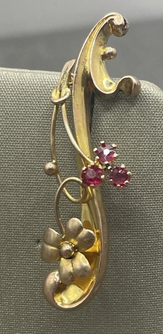 9K Antique Pin W/ 3 Red Stones & Clover W/ Floral Design (27474)